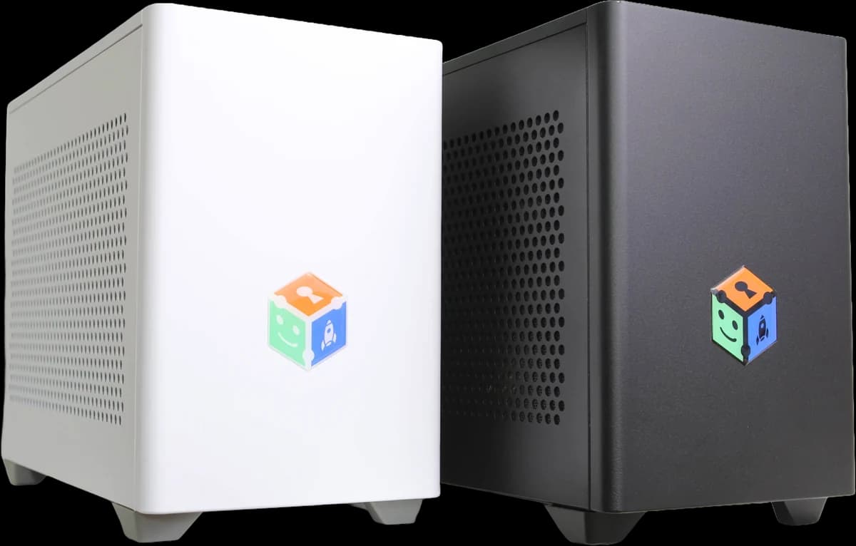 Две AIBOX устройства — бяло и черно — с логото на AIBOX